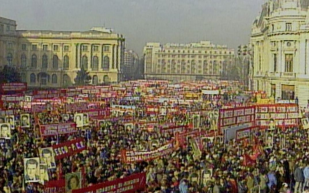 Filmstill aus VIDEOGRAMME EINER REVOLUTION: Fernsehaufnahme einer Kundgebung 1989 in Bukarest.