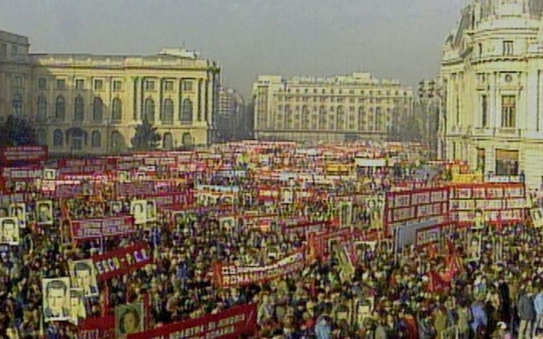 Film still from VIDEOGRAMME EINER REVOLUTION: Television recording of a rally in Bucharest in 1989.