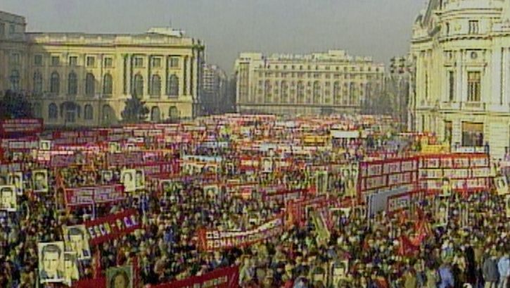 Filmstill aus VIDEOGRAMME EINER REVOLUTION: Fernsehaufnahme einer Kundgebung 1989 in Bukarest.