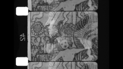 Bild eines Filmstreifens inklusive der Perforation. Das Filmbild ist schwarz-weiß. Man sieht den Kopf einer Frau im Profil, daneben und drübergemalt Zeichnungen.