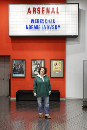 Porträt von Noémie Lvovsky vor der Leuchtanzeige mit ihrem Namen