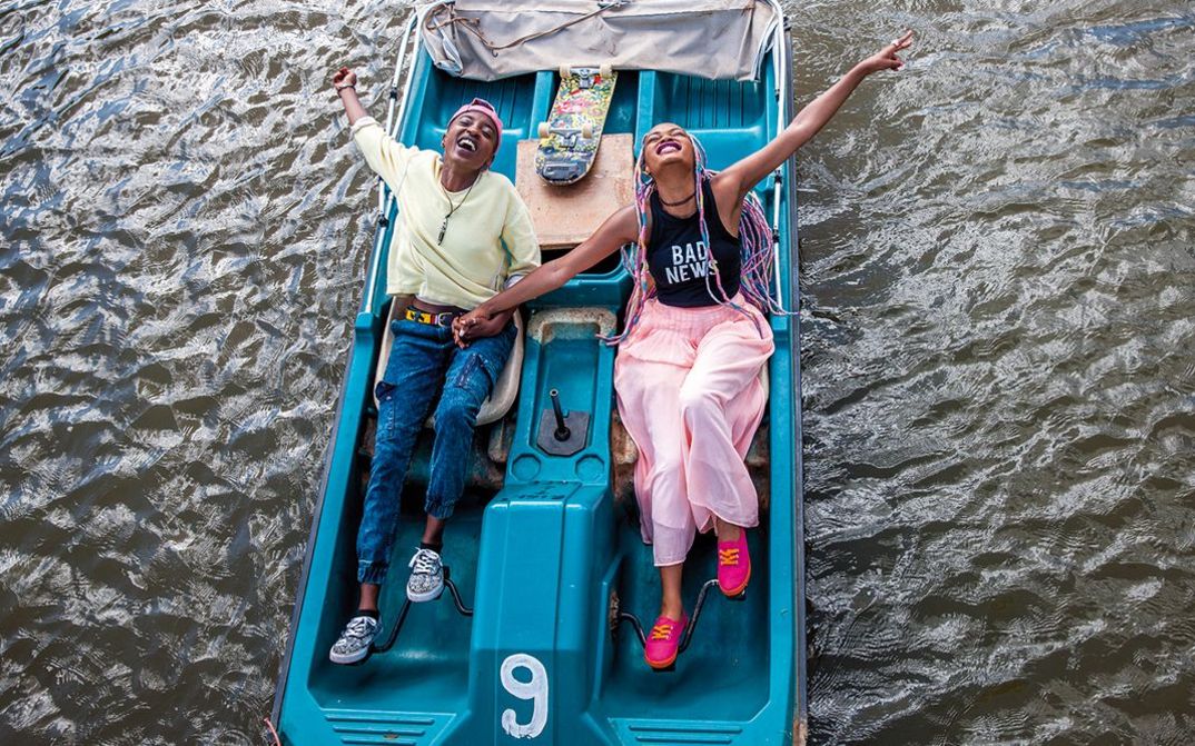 Filmstill aus RAFIKI: Zwei junge Frauen in ausgelassener Stimmung in einem Tretboot.