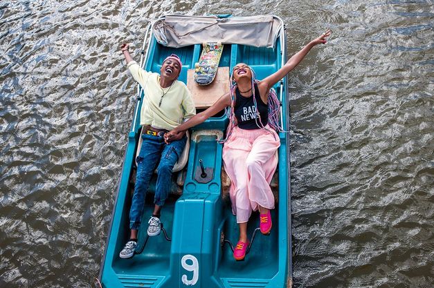 Filmstill aus RAFIKI: Zwei junge Frauen in ausgelassener Stimmung in einem Tretboot.