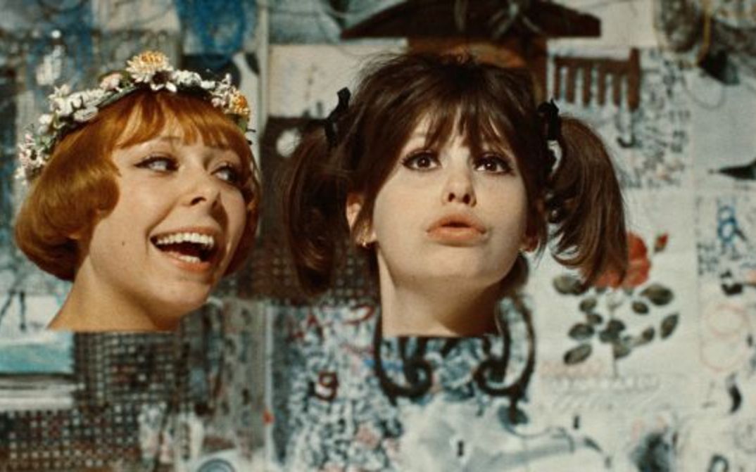 Filmstill aus TAUSENDSCHÖNCHEN: Eine Collage vor einem bunten Hintergrund mit den Köpfen der beiden Protagonistinnen.