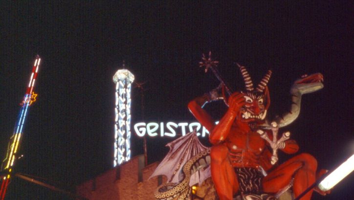 Filmstill aus PRATER: Das Fahrgeschäft eines Vergnügungspark mit der Figur eines Teufels.