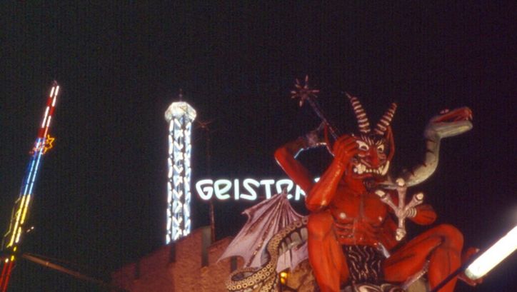 Filmstill aus PRATER: Das Fahrgeschäft eines Vergnügungspark mit der Figur eines Teufels.