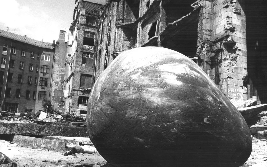 Filmstill aus ERLIN – PRENZLAUER BERG: BEGEGNUNGEN ZWISCHEN DEM 1. MAI UND DEM 1. JULI 1990