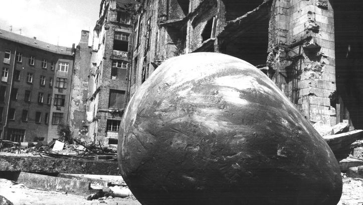 Filmstill aus ERLIN – PRENZLAUER BERG: BEGEGNUNGEN ZWISCHEN DEM 1. MAI UND DEM 1. JULI 1990