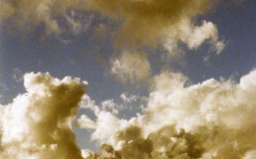 Filmstill aus TEN SKIES: Man sieht den Himmel mit einer Wolkenformation.