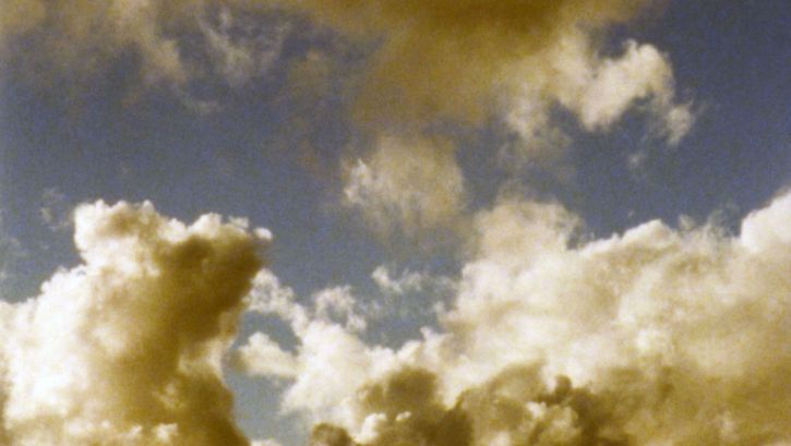 Filmstill aus TEN SKIES: Man sieht den Himmel mit einer Wolkenformation.