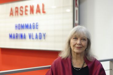 Marina Vlady vor Leuchtrekrame
