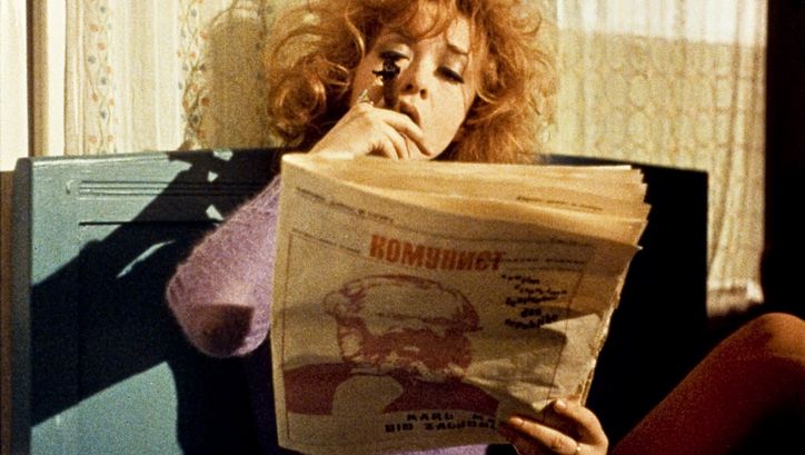 Filmstill aus W.R. – MISTERIJE ORGANIZMA. Eine Frau liest eine Zeitung.