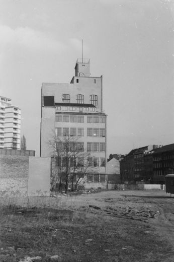 fast leerstehenden ehemaligen Deutschen Zentraldruckerei in der Nähe der Mauer und unweit des Potsdamer Platzes in den 1970er-Jahren
