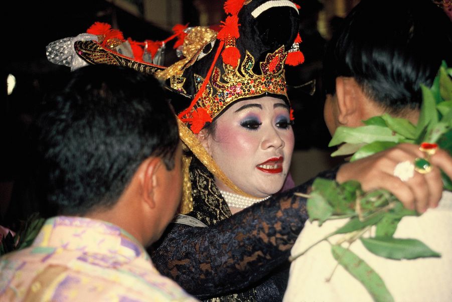 Medium Soe Naing verkörpert den Büffel-Nat „Nan Karaing Medaw“ in Bago, Myamar