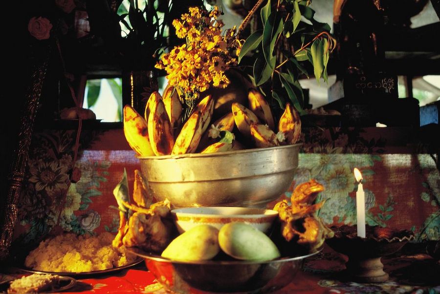 Auf einem Tisch präsentierte Nat-Gaben, Kokosnuss und Bananen