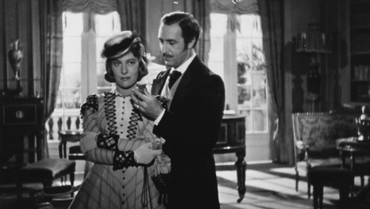 Filmstill aus ROMANZE IN MOLL: Ein Mann und eine Frau, beide elegant gekleidet, in einer großbürgerlichen Wohnung.