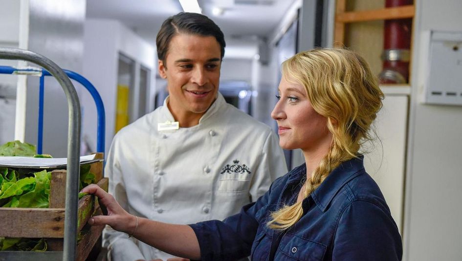 Filmstill aus MEIN BLIND DATE MIT DEM LEBEN: Ein Mann und eine Frau bei der Anlieferung von Waren in einer Restaurantküche. 
