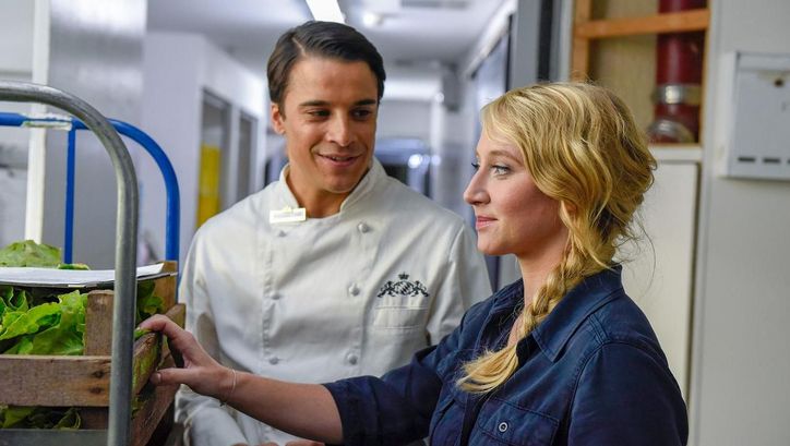 Film still from MEIN BLIND DATE MIT DEM LEBEN: A man and a woman delivering goods in a restaurant kitchen. 