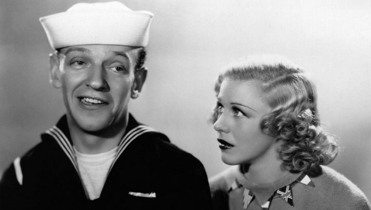 Filmstill aus FOLLOW THE FLEET. Fred Astaire trägt einen Matrosenanzug, Ginger Rogers blickt ihn an.