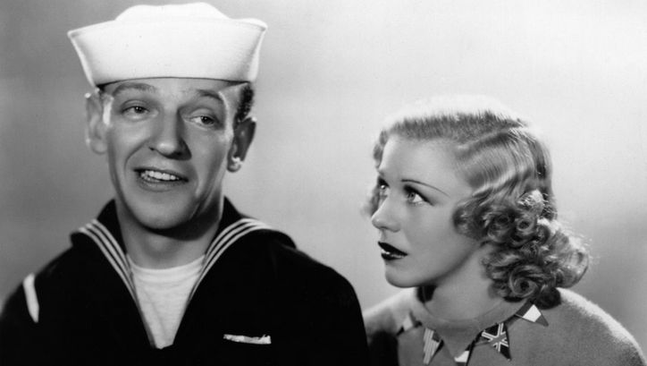 Filmstill aus FOLLOW THE FLEET. Fred Astaire trägt einen Matrosenanzug, Ginger Rogers blickt ihn an.
