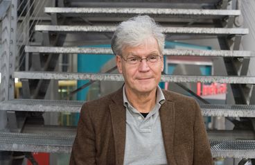 Peter Gödel vor Treppenstufen