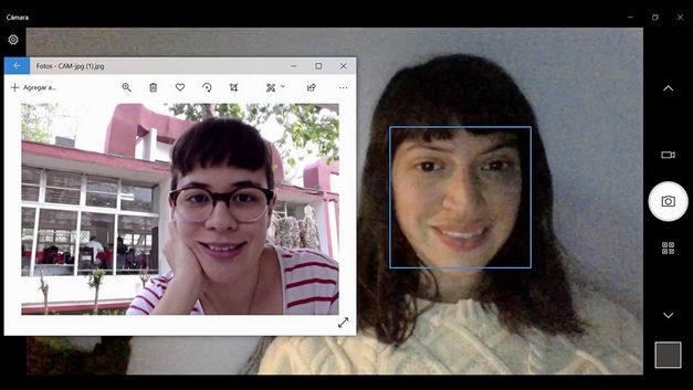 Eine Collage aus zwei Screenshots. Der Screenshot im Hintergrund zeigt eine offene Computerkamera mit dem Gesicht eine junge Frau. Links im Screenshot ist der zweite Screenshot zu sehen. Dies ist ein Bild, das in einer Fotogalerie auf einem Computer geöffnet ist. Auch hier ist eine junge Frau abgebildet. 