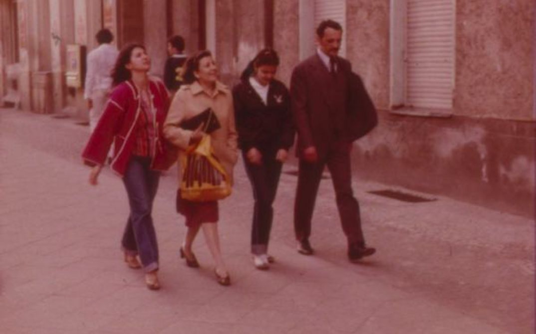 © Quelle Deutsche Kinemathek Semra Uysal, Birgül Topçugürler, Fatos Alkan und Yüksel Topçugürler in dem Film "Gölge"