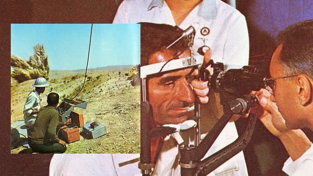 Filmstill aus dem Film „Sahnehaye Estekhraj“ von Sanaz Sohrabi. Eine Collage mit zwei Forschenden vor einem Messinstrument, im Hintergrund eine Explosion. Auf der rechten Seite des Bildes werden die Augen eines Mannes mit einem speziellen Gerät untersucht.