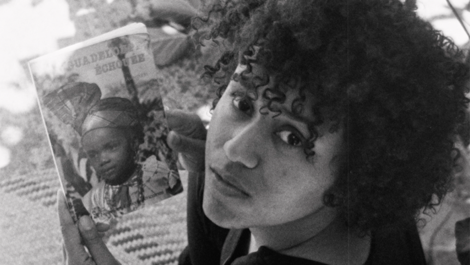 Filmstill from LE ROI N’EST PAS MON COUSIN (The King Is Not My Cousin) by Annabelle Aventurin