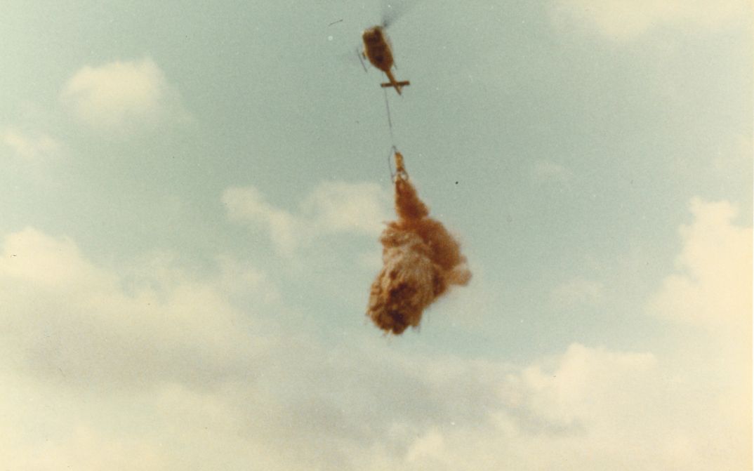 Filmstill aus DIE RACHE DER NATUR: Ein Helikopter vor einem bewölkten Himmel.