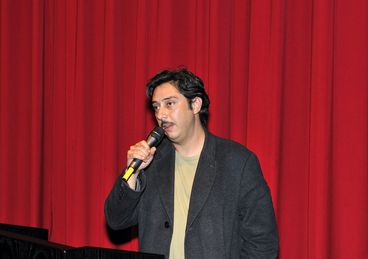Miguel Gomes im Kino mit Mikrofon 