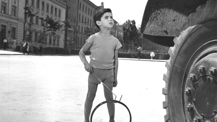 Filmstill aus CHELOVEK IDYOT ZA SOLNTSEM (Der Sonne nach)