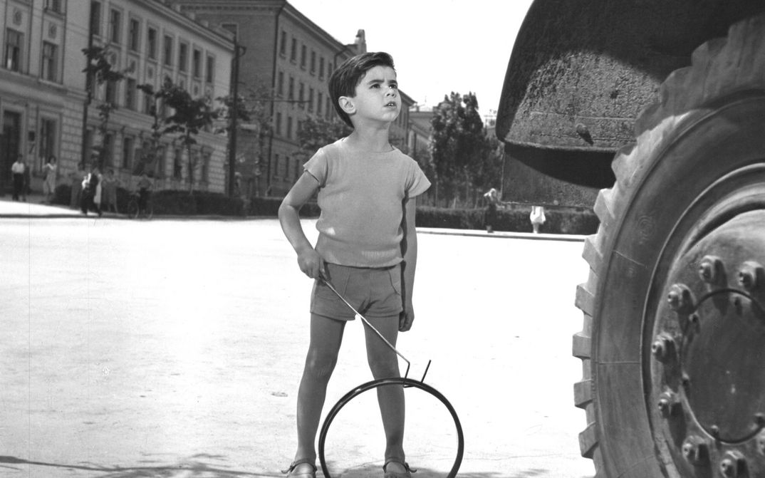 Filmstill aus CHELOVEK IDYOT ZA SOLNTSEM (Der Sonne nach)