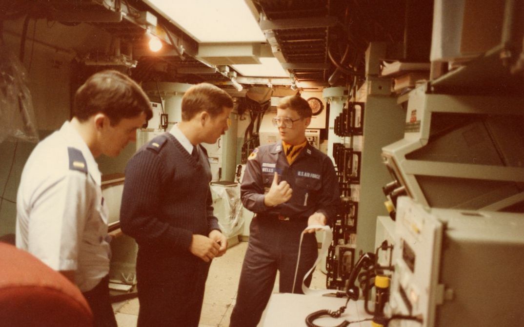 Filmstill aus MISSILE. Drei Soldaten in einem Bunker der Atomstreitkräfte.