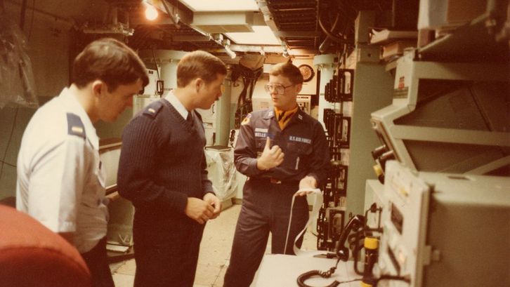 Filmstill aus MISSILE. Drei Soldaten in einem Bunker der Atomstreitkräfte.