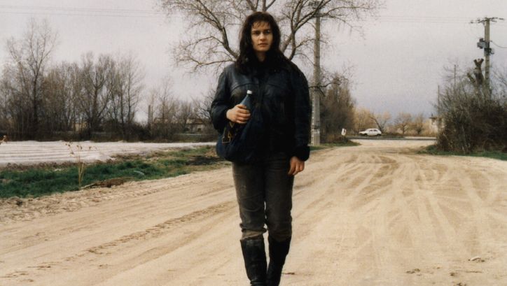 Filmstill aus SANS TOIT NI LOI. Eine junge Frau geht eine Straße entlang.