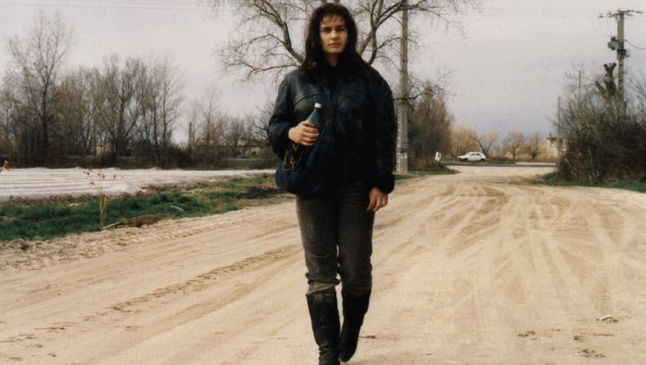 Filmstill aus SANS TOIT NI LOI. Eine junge Frau geht eine Straße entlang.