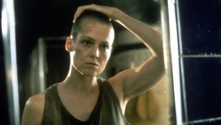 Filmstill aus ALIEN. Sigourney Weaver als Lieutenant Ripley blickt in einen Spiegel.