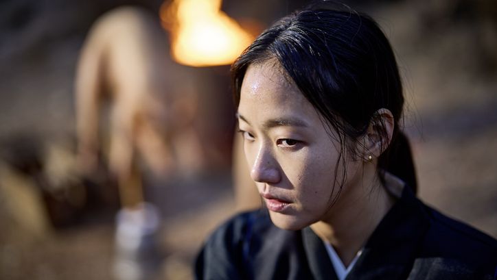 Filmstill aus "Pa-myo" von Jang Jae-hyun. Zu sehen ist eine Nahaufnahme einer Frau mit zusammengebundenem Haar und Ohrsteckern. 