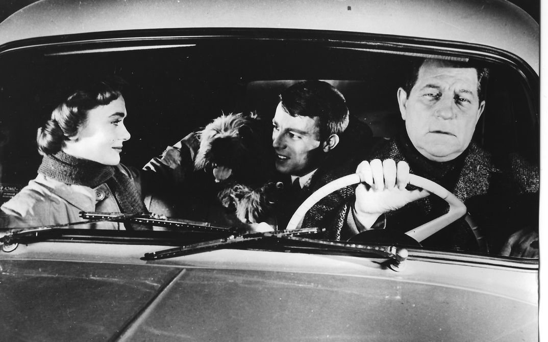 Filmstill aus VOICI LE TEMPS DES ASSASSINS: Drei Menschen und ein Hund sitzen in einem Auto.