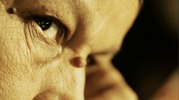 Filmstill from "Anqa" by Helin Çelik. A woman face close up in a warm light