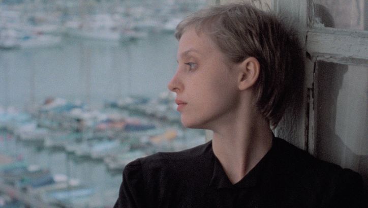 Film still from FLUCHTWEG NACH MARSEILLE. The profile of Katharina Thalbach, in the background the old port of Marseille.