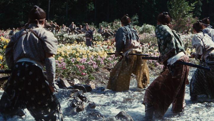 Filmstill aus KENKI: An einem mit vielen Blumen bewachsenen Flussufer steht ein Samurai einer ganzen Reihe von Gegnern gegenüber.