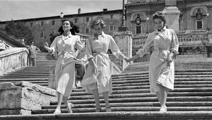 Filmstill aus LE RAGAZZE DI PIAZZA DI SPAGNA. Drei junge Frauen gehen gemeinsam die Treppen der Spanischen Treppe in Rom hinunter.