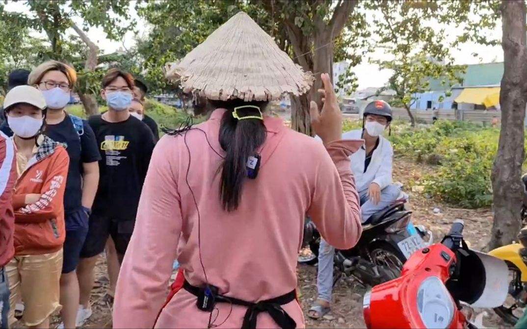 Filmstill aus dem Film "Diva" von Nicolas Cilins. Man sieht eine Frau mit einem Hut von hinten.