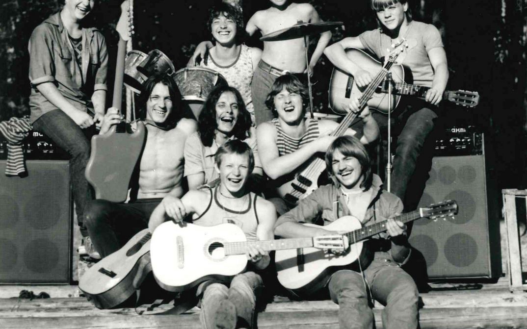 Filmstill aus PATSANY: Eine Gruppe von Jugendlichen mit Gitarren und einem Schlagzeug lacht in die Kamera.